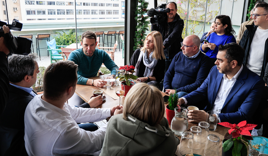 Συνάντηση Κασσελάκη με τους ρεπόρτερ του ΣΥΡΙΖΑ στο Olympias Rooftop Bar
