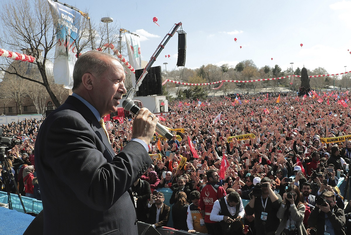 Ερντογάν: Ξάφνιασε το BBC η λατρεία των Τούρκων: «Εχουμε νοσοκομεία, δρόμους, τζαμιά. Πριν δεν είχαμε τίποτα»