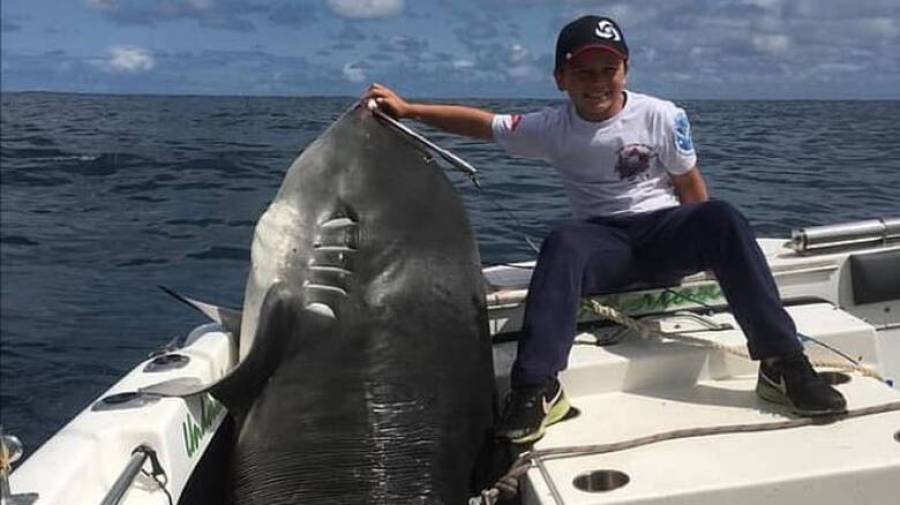Ρεκόρ: 8χρονος ψάρεψε καρχαρία 314 κιλών