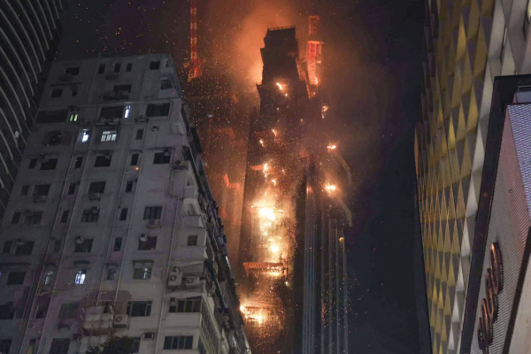 Κίνα: Mεγάλη φωτιά σε ουρανοξύστη στο Χονγκ Κονγκ (βιντεο)
