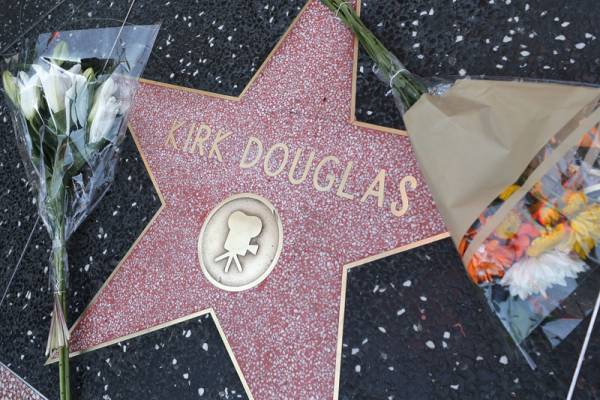Kirk Douglas: Πέθανε σε ηλικία 103 ετών ο θρύλος του Χόλιγουντ