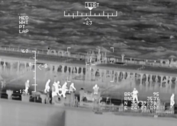 Εντυπωσιακό βίντεο: Νυχτερινή επιχείρηση μεταφοράς ασθενούς από ελικόπτερο του ΠΝ