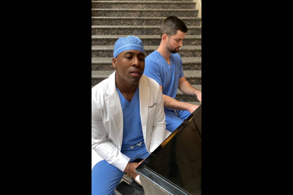 Κορονοϊός: Χειρουργός τραγουδά ώστε να συγκεντρώσει χρήματα για πληγέντες (Βίντεο)