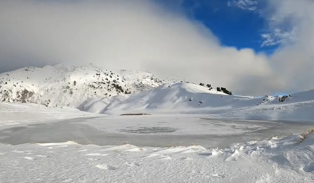 Η μαγεία του χειμώνα: Τα σύννεφα απλώνονται πάνω από την παγωμένη Δρακόλιμνη (βίντεο)