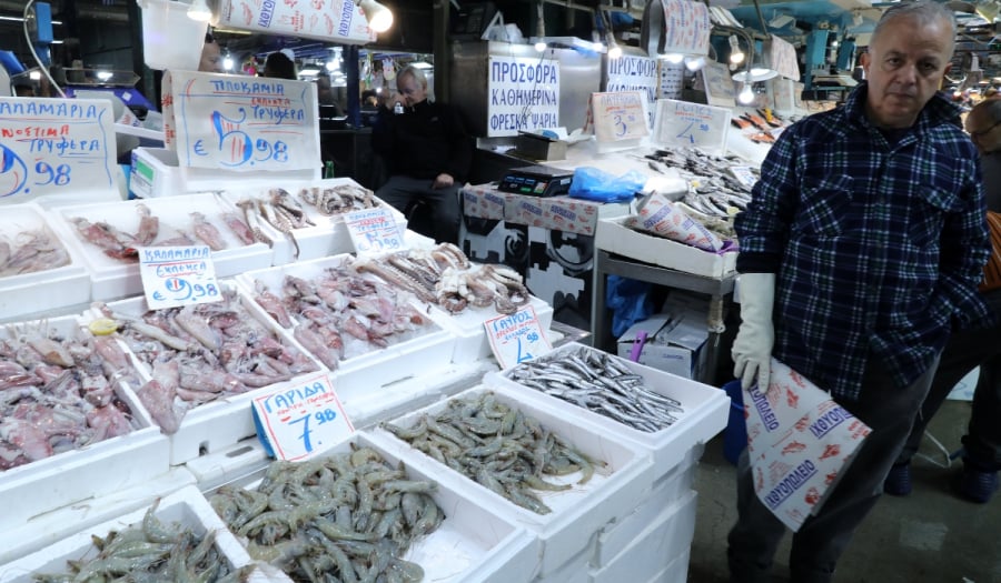 Πόσο κοστίζουν τα θαλασσινά στη Βαρβάκειο: Οι τιμές σε καλαμάρια, θράψαλα, γαρίδες