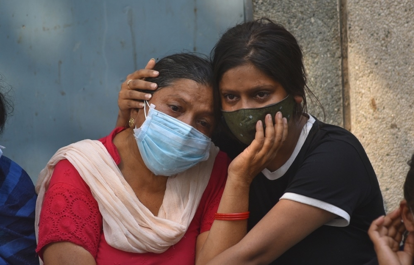 Ινδία: Κάηκαν ζωντανοί σε ΜΕΘ νοσοκόμες και ασθενείς - Νέο παγκόσμιο ρεκόρ κρουσμάτων