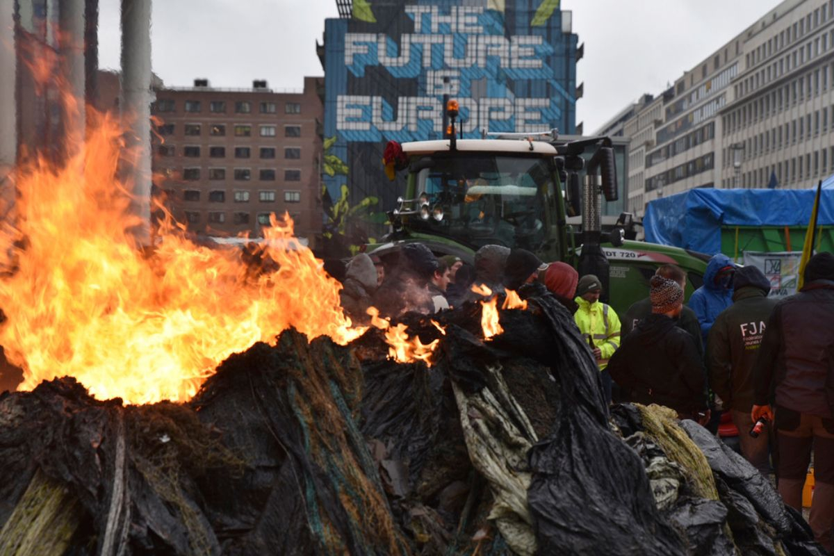 LIVE εικόνα: Οι αγρότες πολιορκούν τις Βρυξέλλες - Φλεγόμενα οδοφράγματα, καυτά ζητήματα