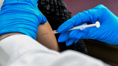 Επικαιροποιημένα εμβόλια: Αύριο οι πρώτοι εμβολιασμοί - Δείτε ποιοι μπορούν να τα κάνουν