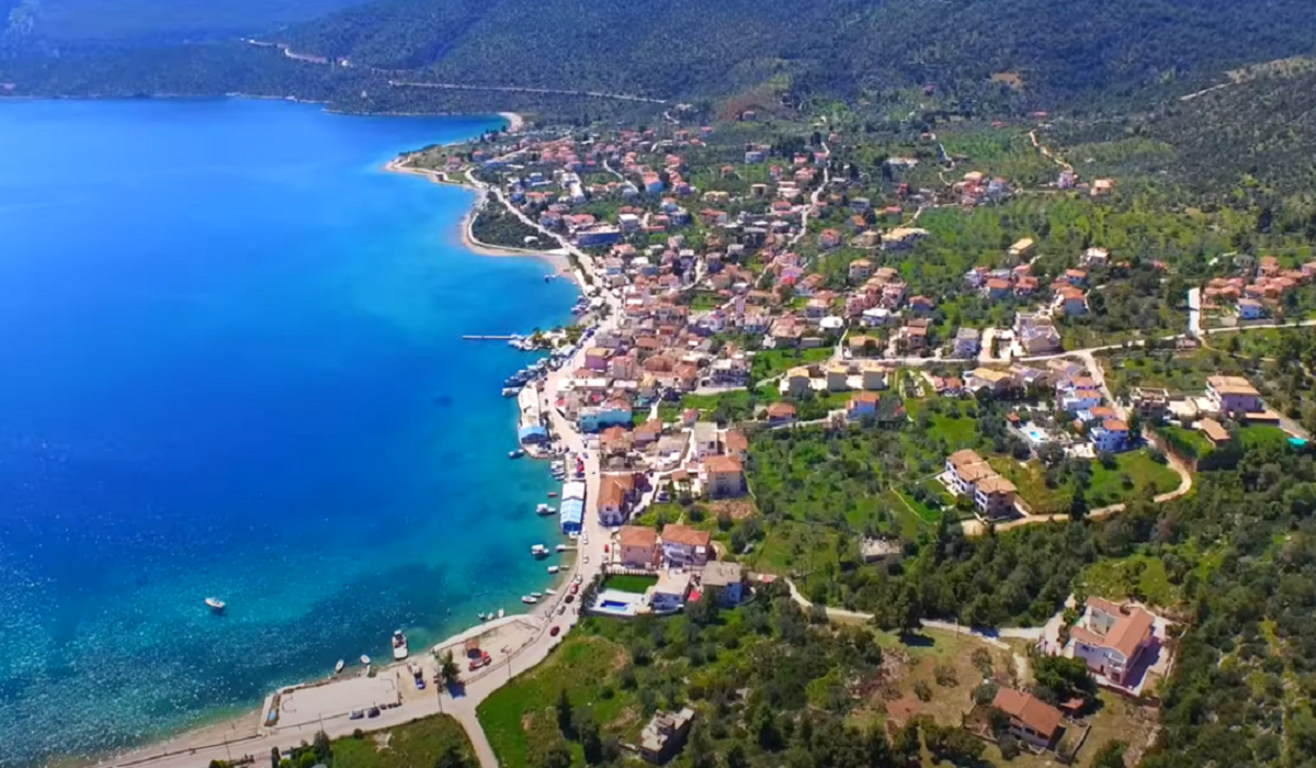 Το παραθαλάσσιο χωριό που μοιάζει με νησί δίπλα στην Αθήνα