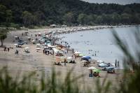 Θεσσαλονίκη: Από την παραλία στο κρατητήριο με τα μαγιό επτά νεαροί