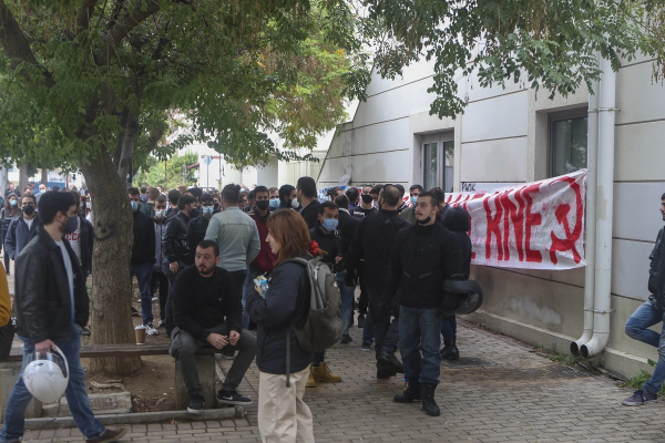 Θεσσαλονίκη: Επίθεση ακροδεξιών σε μέλη της ΚΝΕ με αλυσίδες και σιδηρολοστούς - Τρεις τραυματίες