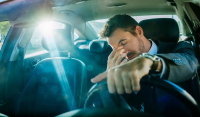 Αττική Οδός: Γιατί δίπλα στο «δεν οδηγώ υπό την επήρεια αλκοόλ» πρέπει να προσθέσουμε και το «δεν οδηγώ κουρασμένος» (video)