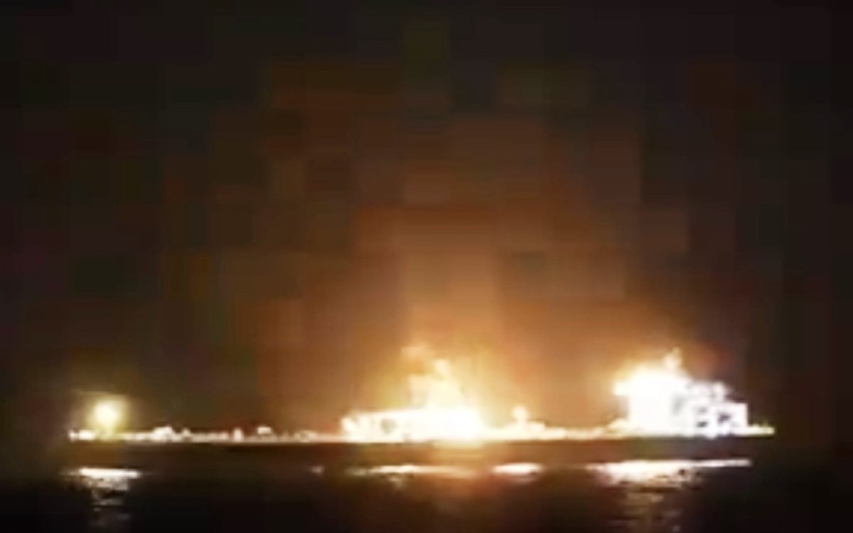 Νέο χτύπημα των Χούτι στην Ερυθρά Θάλλασα - Στις φλόγες πλοίο μεταφοράς εμπορευματοκιβωτίων