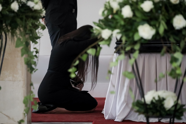 Άκης Τσοχατζόπουλος: Οι πρώτες εικόνες από την κηδεία - Συντετριμμένη η Βίκυ Σταμάτη