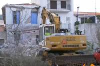 Σάμος: Κατεδαφίζεται το σπίτι όπου σκοτώθηκαν στον σεισμό οι δυο μαθητές