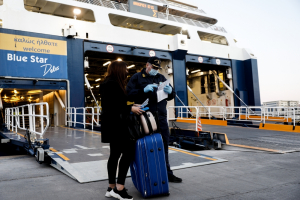 Αυξημένη κίνηση στο λιμάνι του Πειραιά: Φεύγουν οι πρώτοι ταξιδιώτες για τα νησιά