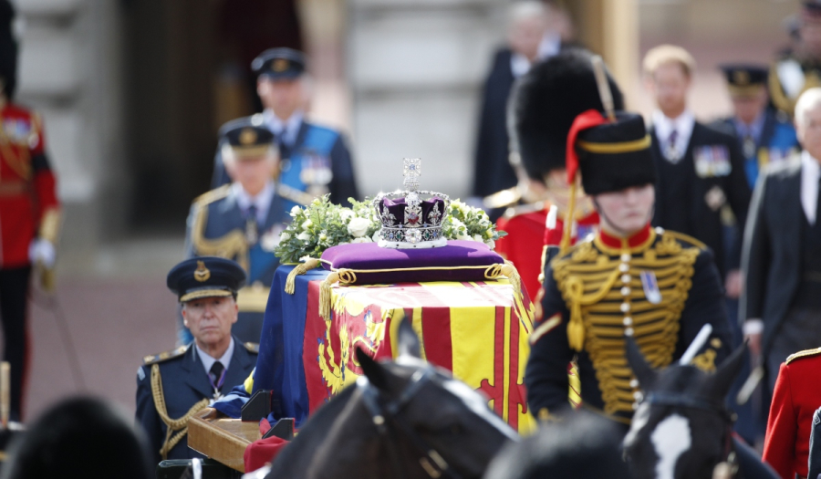 Σε λαϊκό προσκύνημα η βασίλισσα Ελισάβετ: Καρέ - Καρέ από την πομπή στο Westminster Hall (Φωτογραφίες)