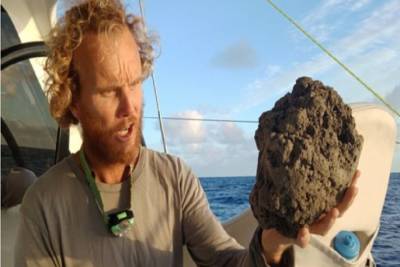 Μυστήριο με «Σχεδία» από πέτρες που πλέει στον Ειρηνικό ωκεανό