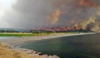 Στη θάλασσα φτάνει η φωτιά στην Εύβοια: Απειλεί τα Βασιλικά, με καΐκια φεύγουν οι κάτοικοι