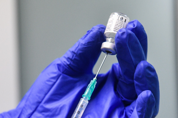 Εμβόλια Pfizer - Moderna: «Ουδέν σχόλιο» από την ΕΕ για τις αυξημένες τιμές πώλησης