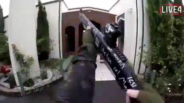 Νέα Ζηλανδία: Το βίντεο της φρίκης με τον μακελάρη να πυροβολεί εν ψυχρώ