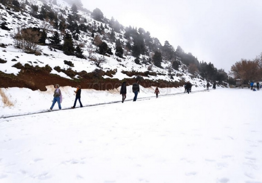 Ο καιρος τρελάθηκε στα Χανιά: Άλλοι πήγαν να λιαστούν κι άλλοι… απέδρασαν στα χιόνια του Ομαλού