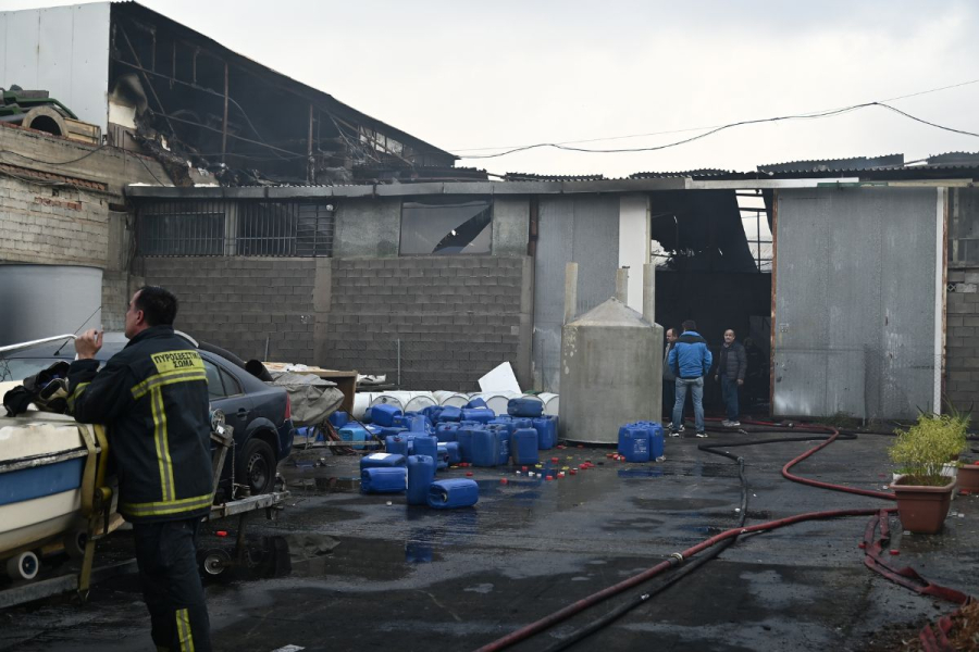 Φωτιά στον Ασπρόπυργο: «Ήταν εμπρησμός από Ρομά», λέει ο ιδιοκτήτης του εργοστασίου
