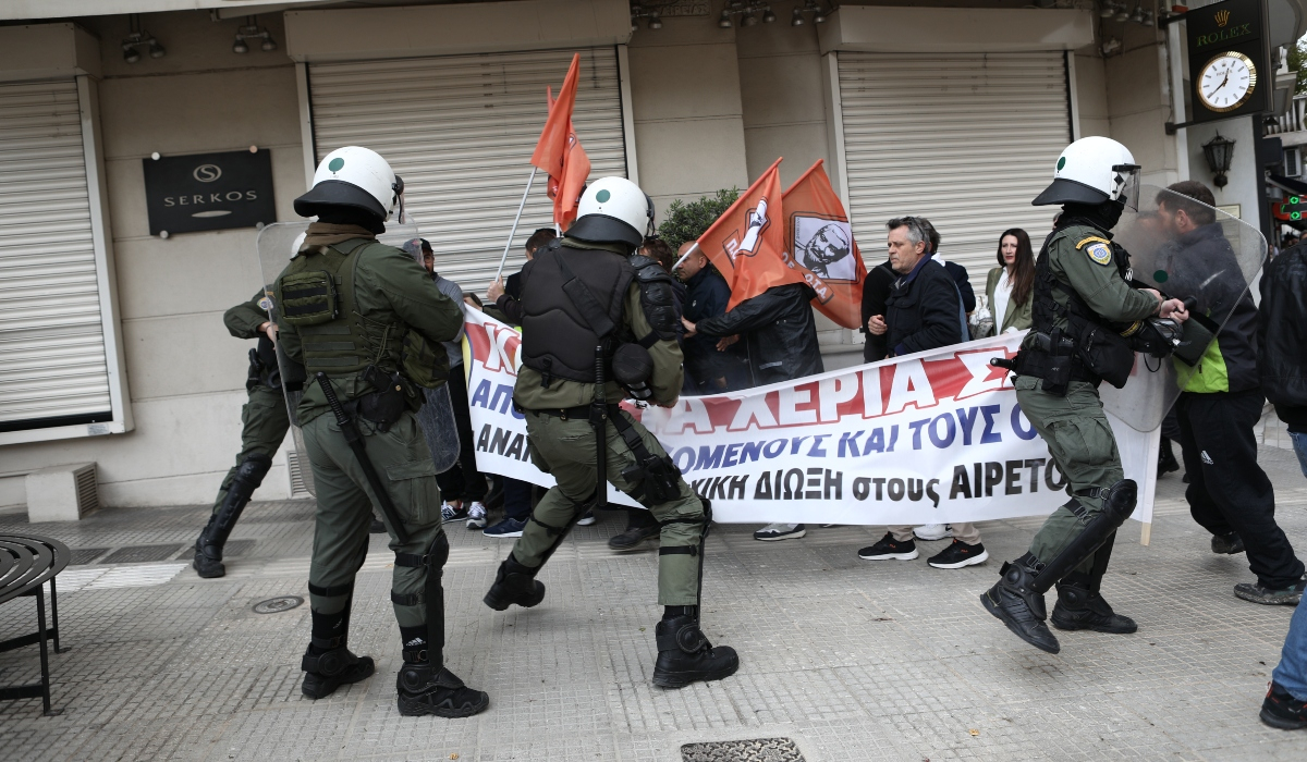 Ένταση και χημικά στην πορεία των εργαζομένων δήμων στο κέντρο της Αθήνας
