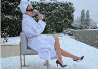 Ελένη Φουρέιρα: Οι απίθανες φωτογραφίες με μπουρνούζι και το βίντεο στα χιόνια