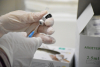Politico: Η Ευρώπη έτοιμη να σπάσει τις πατέντες των εμβολίων για να αυξήσει την παραγωγή