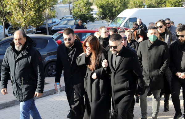 Θρήνος στην Κηδεία του Χάρη Κωστόπουλου στη Γλυφάδα - Συντετριμμένη η οικογένειά του (φωτογραφίες)