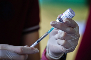 Εμβολιασμός: Πότε ανοίγει η πλατφόρμα για τις ηλικίες 55-59 και 50-54 ετών - Πώς κλείνουμε ραντεβού