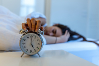 Είναι εντάξει να πατάμε το snooze στο ξυπνητήρι; – Τι έδειξαν νέες έρευνες