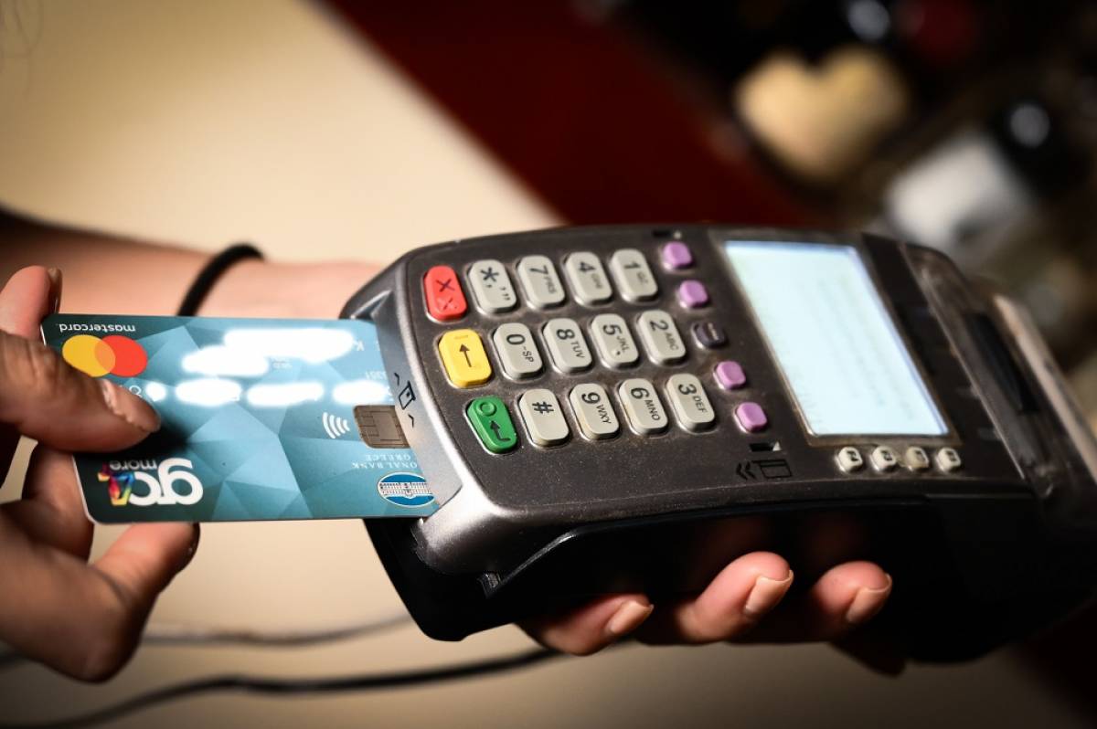 Κορονοϊός: Τι πρέπει να προσέξετε με μετρητά και κάρτες