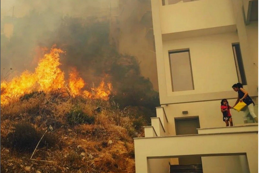 Μαρτυρία - ξέσπασμα για τη φωτιά της Βούλας: «Χάος, είχαμε μείνει μόνοι μας»