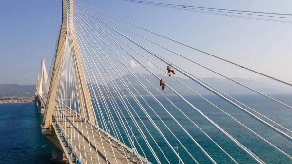 Γέφυρα Ρίου-Αντιρρίου: Γάλλοι αλπινιστές σκαρφάλωσαν για να κάνουν εργασίες (Εντυπωσιακές Εικόνες)