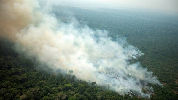 Μακρόν: Ο Αμαζόνιος χρειάζεται καλύτερη διαχείριση