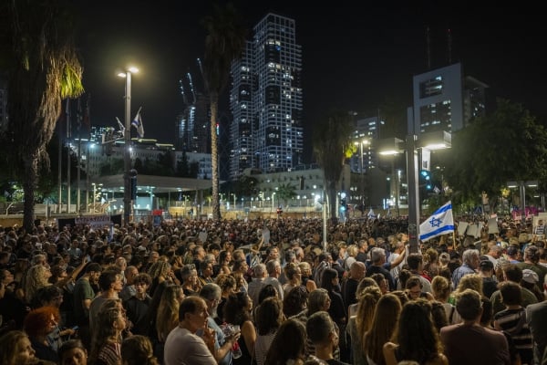 Χιλιάδες διαδηλωτές στο Τελ Αβίβ - «Πολιόρκησαν» το σπίτι του Νετανιάχου: «Να έρθουν πίσω οι όμηροι»