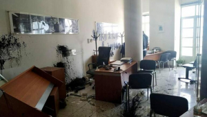 Μπογιές, ζημιές και συνθήματα στο γραφείο του Λευτέρη Αυγενάκη