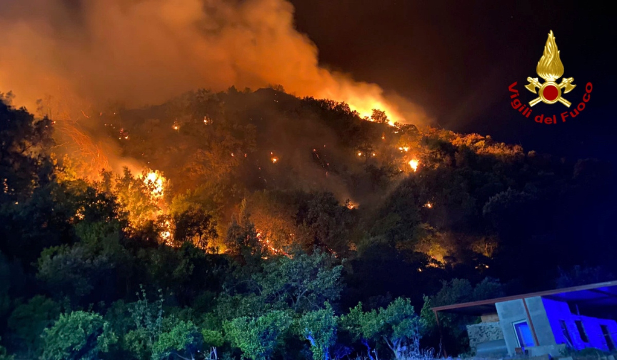 «Σαρώνουν» οι φωτιές την Ιταλία: 2.000 τουρίστες απομακρύνθηκαν από ξενοδοχεία