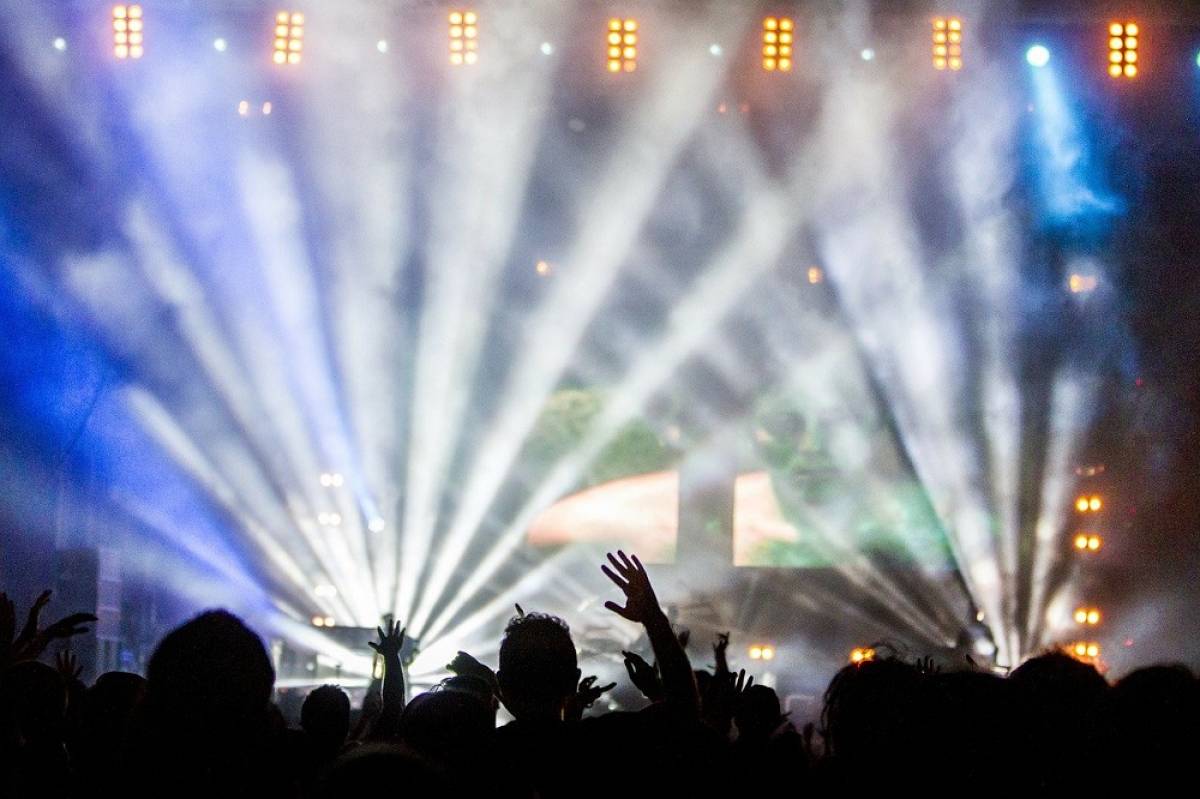 Νέα μέτρα για τον κορονοϊό: «Τέλος» σε συναυλίες και παραστάσεις