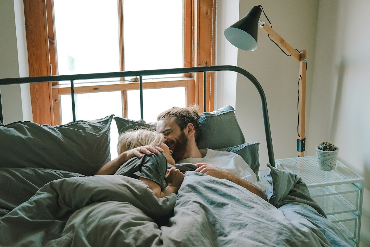 Bed rotting: Η νέα τάση να περνάμε όλη την ημέρα στο κρεβάτι – Πόσο υγιεινό είναι