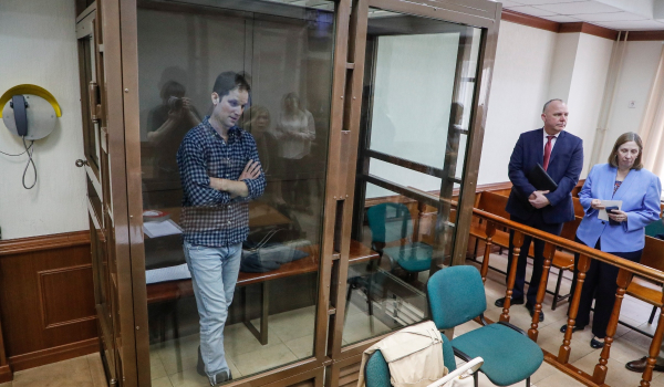 Ρωσία: Στο δικαστήριο σε γυάλινο κλουβί ο δημοσιογράφος της Wall Street Journal που συνελήφθη
