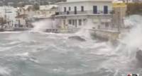 Πάρος: Τεράστια κύματα «κατάπιαν» παραλίες στην Παροικιά και στη Νάουσα