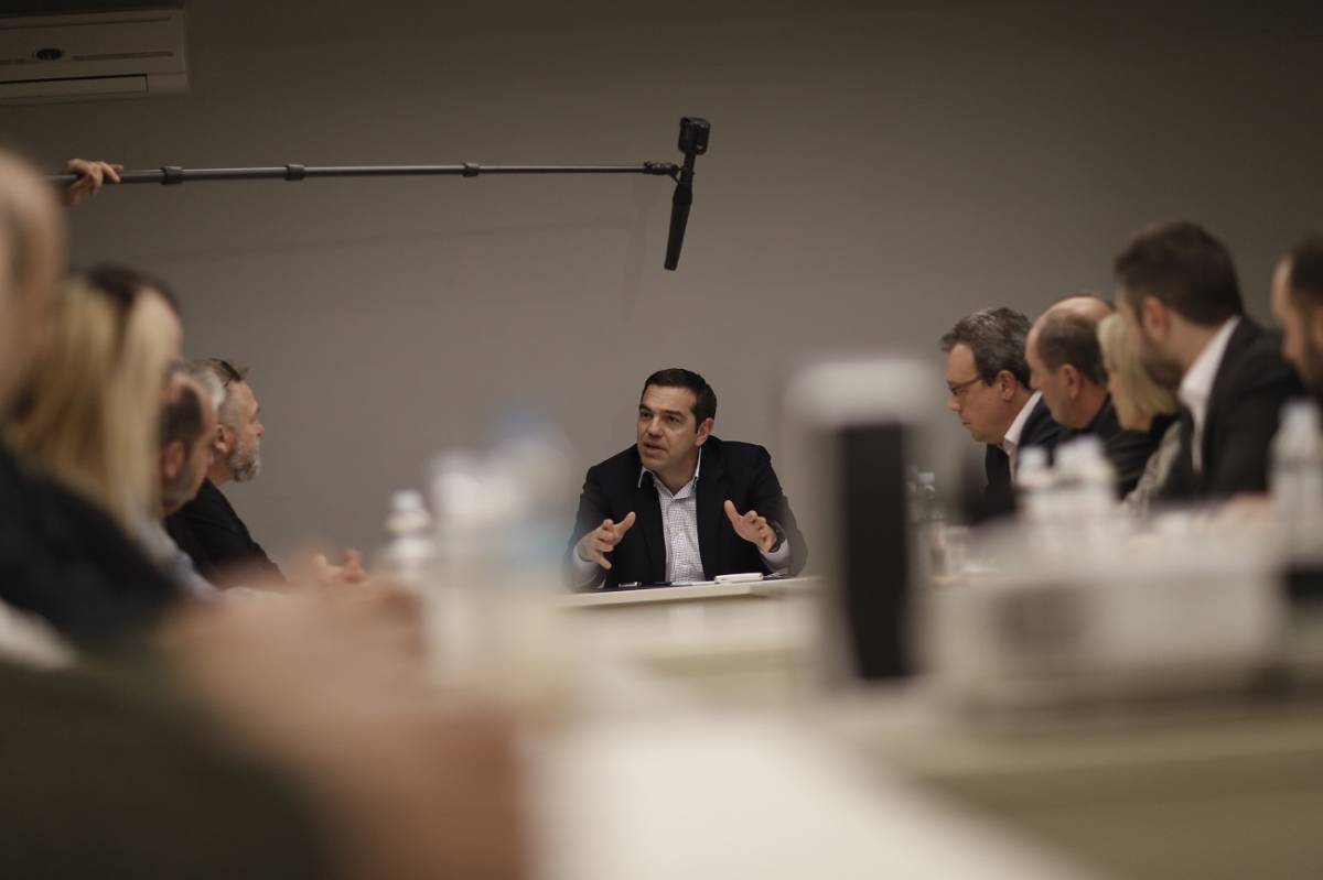 Ο πρόεδρος του ΣΥΡΙΖΑ Αλέξης Τσίπρας (Κ) συνομιλεί με μέλη του εργατικού σωματείου της ΛΑΡΚΟ κατά τη συνάντησή τους στα γραφεία του ΣΥΡΙΖΑ