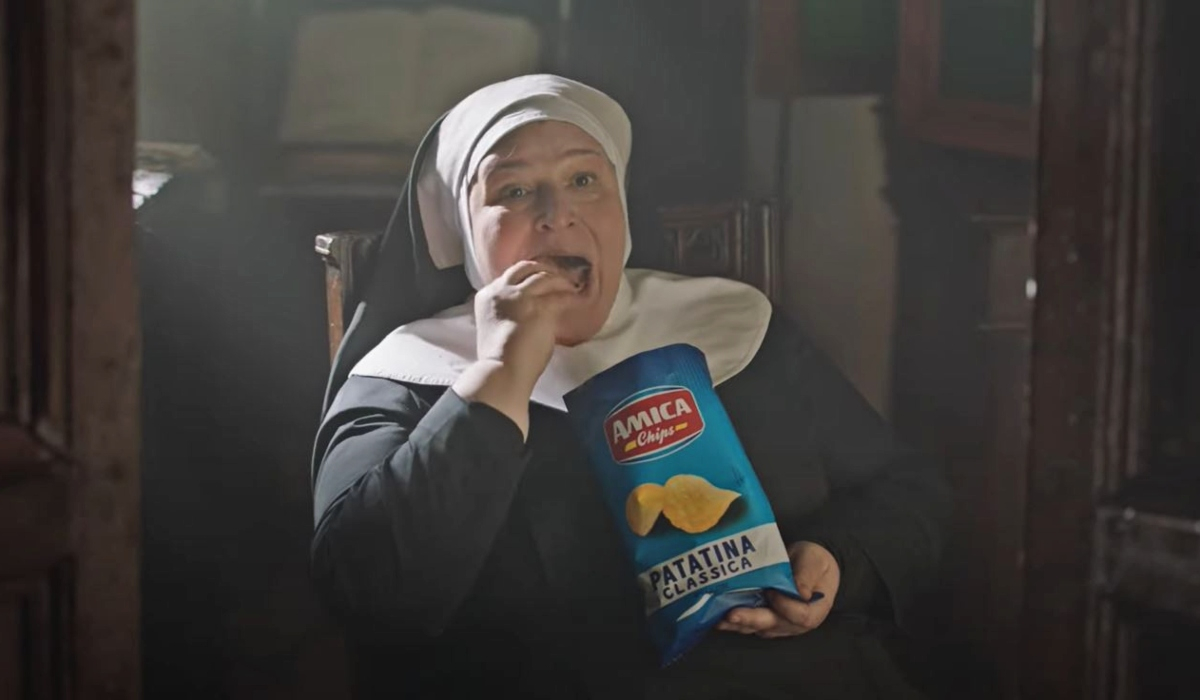 «Θύελλα» στην Ιταλία για διαφήμιση με καλόγρια που τρώει πατατάκια