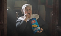«Θύελλα» στην Ιταλία για διαφήμιση με καλόγρια που τρώει πατατάκια