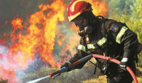 Ηράκλειο: Φωτιά στις Μαλάδες - Δύσκολο το έργο της πυρόσβεσης
