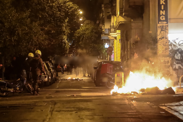 Εξάρχεια: «Βροχή» μολότοφ κατά αστυνομικών - Στις φλόγες 3 αυτοκίνητα