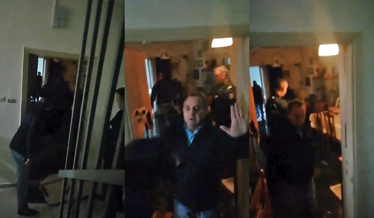 Η στιγμή που αστυνομικοί γκρεμίζουν χωρίς ίχνος ντροπής την πόρτα της Ιωάννας Κολοβού
